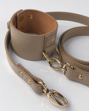 Discover the new trend: dog leash and bracelet in one.