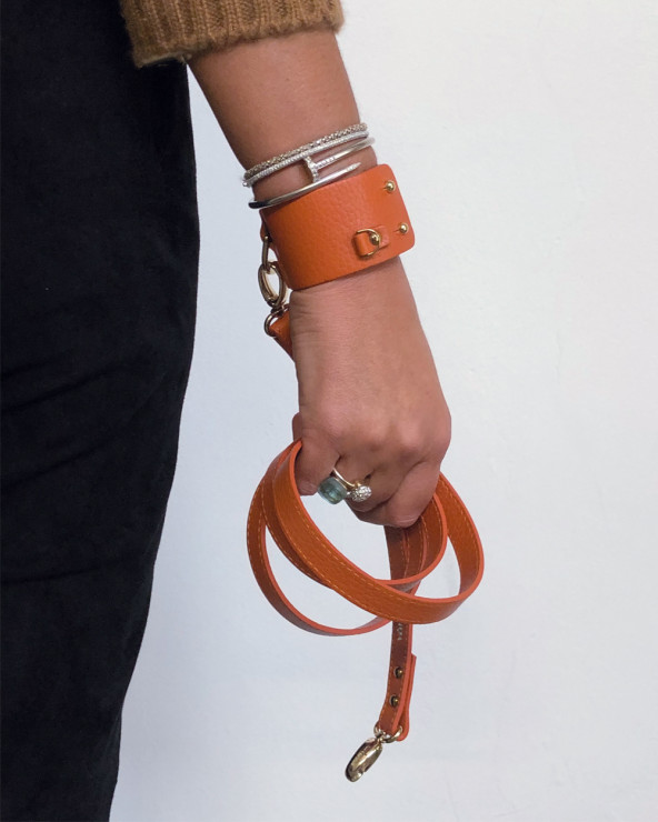 Discover the new trend: dog leash and bracelet in one.