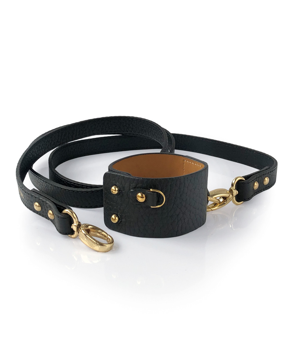 Discover the new trend: dog leash and bracelet in one.