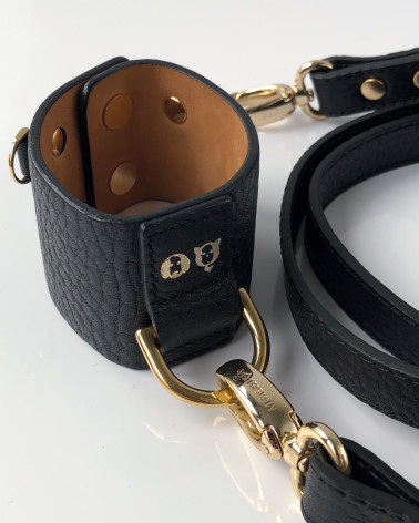 Discover the new trend: dog leash and bracelet in one.