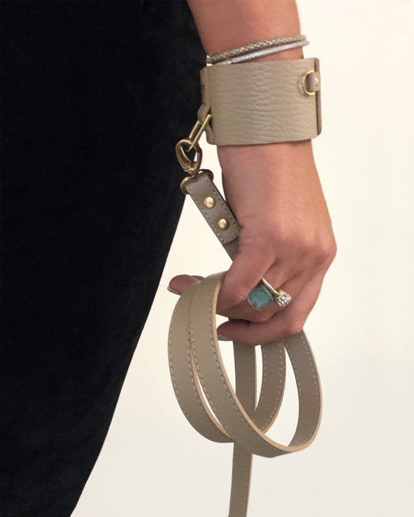 Discover the new trend: dog leash and bracelet in one.