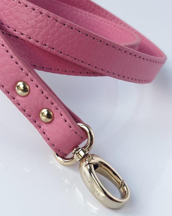 Exclusive leash in pink with a pretty bow.