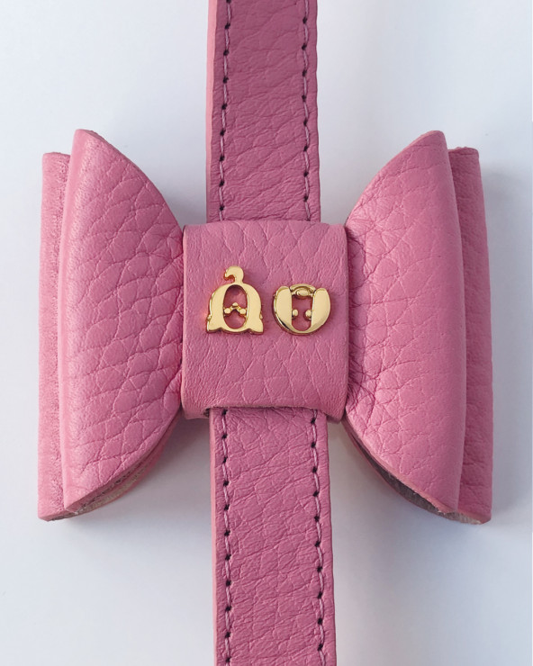 Exclusive leash in pink with a pretty bow.