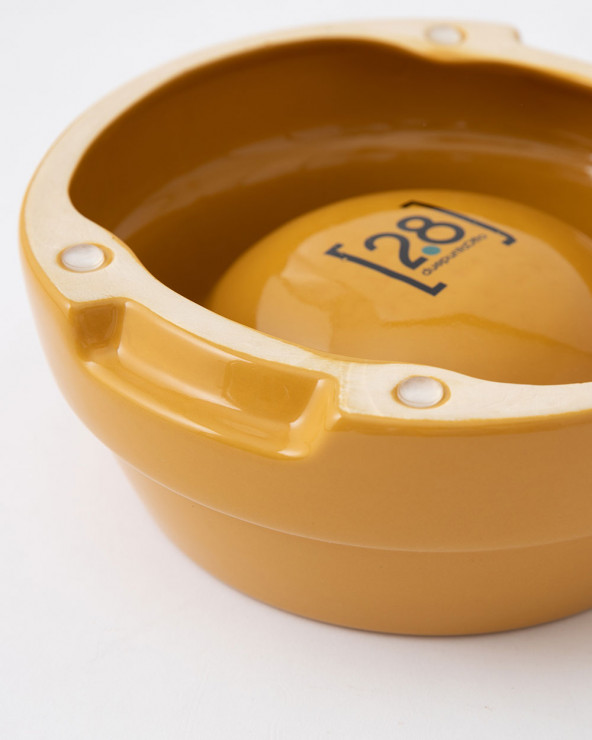 Elegant dog bowl in four exclusive colors.