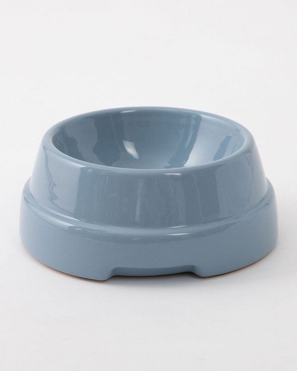 Elegant dog bowl in four exclusive colors.