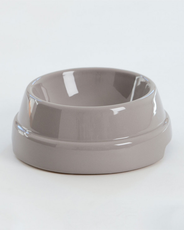 Elegant dog bowl in four exclusive colors.