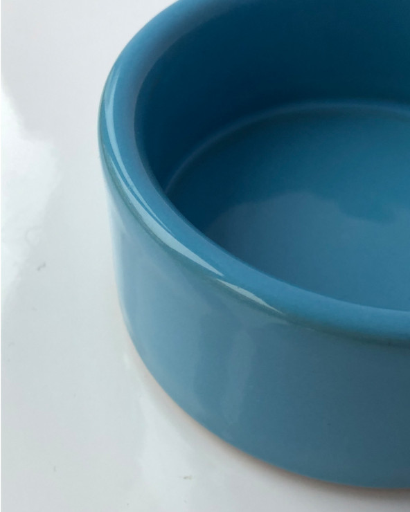 Elegant dog bowl in three exclusive colours.