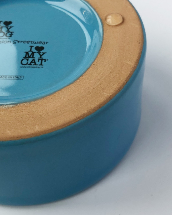 Elegant dog bowl in three exclusive colours.