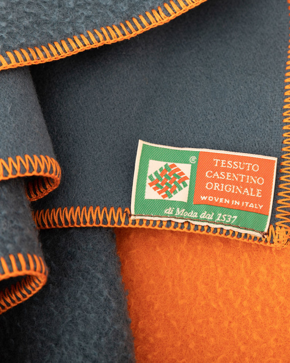 Kuschelig-weiche Decke aus originaler Casentino Wolle in zwei Farben.